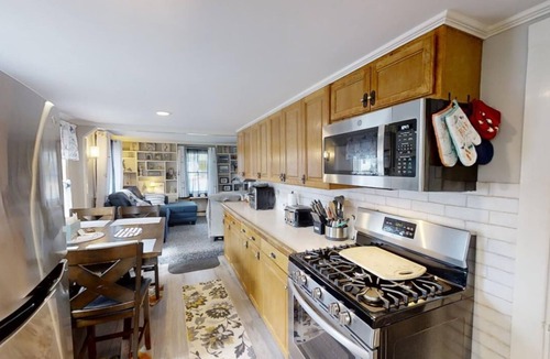 West Yarmouth Cottage | Charming Cottage Close to Hedge Row and Englewood Beaches