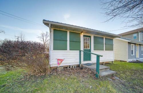 Geneva-on-the-Lake House | Charming Cottage w/Yard < 1 Mi to Lake Erie!