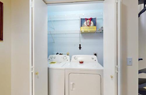 Chamberlain House | Charming Cottage with Ocean Views, Wifi, and Washer and Dryer