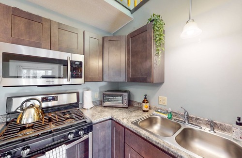 Jay House | Charming dog-friendly riverside escape with deck, firepit & EV charger