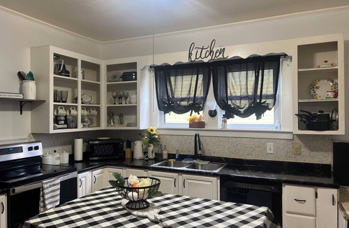 Utica House | Charming family friendly 2-bedroom house in Utica with WiFi