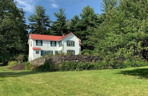 Worthington House | Charming Farmhouse - quiet, private & peaceful