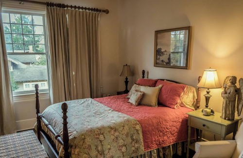 Fitzgerald House | Charming Historic Home in Downtown Fitzgerald - Fast WiFi, Comfortable Stay