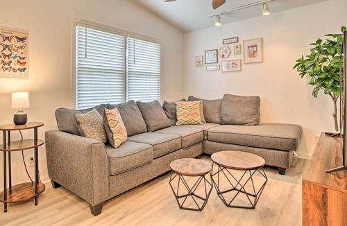West Haven Cottage | Charming Home ~ 6 Mi to Downtown New Haven!