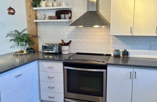 Hull House | Charming House, 5 Minutes to Chelsea & 10 Minutes from Ottawa Byward Market