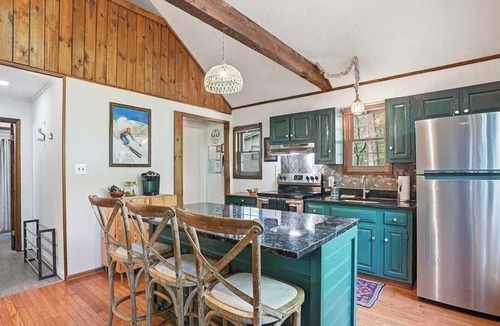 Lake Harmony Estates House | Charming Lake Harmony Chalet Cabin w/King Bed, Close to Lake