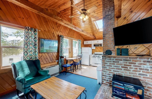 Windham Cottage | Charming Lakefront Cottage with Screened Porch, Firepit, Canoe & WiFi - 1 Dog OK