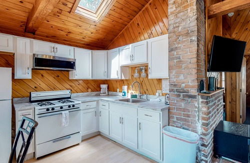 Windham Cottage | Charming Lakefront Cottage with Screened Porch, Firepit, Canoe & WiFi - 1 Dog OK