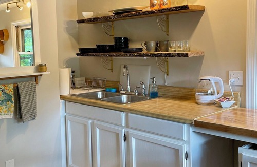 Gray Cottage | Charming lakefront cottage 20min to Portland