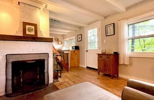 Gray Cottage | Charming lakefront cottage 20min to Portland