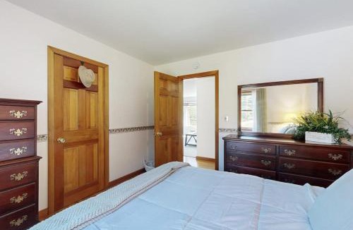 Gouldsboro House | Charming Lakefront House with Outdoor Firepit, Washer/Dryer and Wifi