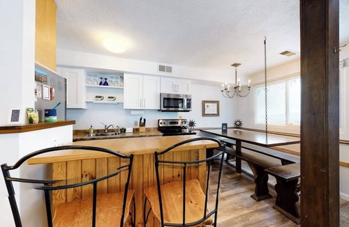 Killington House | Charming, mountain view retreat with a kitchen & fast WiFi - close to the slopes