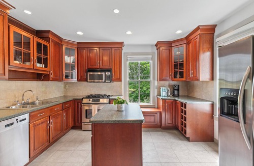 Mystic House | Charming Mystic Cottage — Walk to Downtown, Spacious & Perfect for Groups!