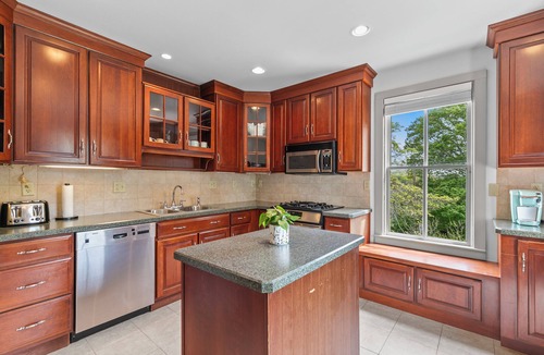 Mystic House | Charming Mystic Cottage — Walk to Downtown, Spacious & Perfect for Groups!