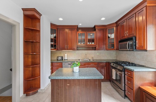 Mystic House | Charming Mystic Cottage — Walk to Downtown, Spacious & Perfect for Groups!