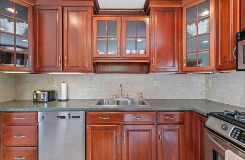 Mystic House | Charming Mystic Cottage — Walk to Downtown, Spacious & Perfect for Groups!