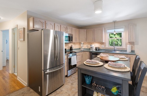 Middletown House | Charming Newport Cottage Near the Beaches - Sleeps 6