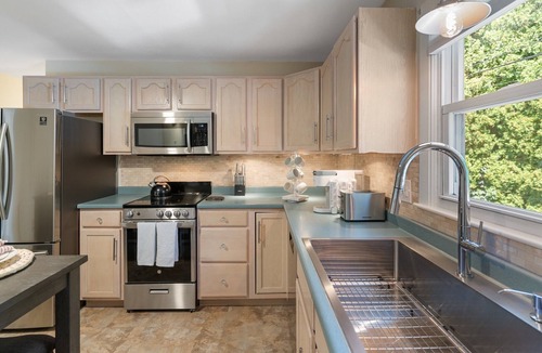 Middletown House | Charming Newport Cottage Near the Beaches - Sleeps 6