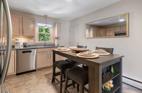 Middletown House | Charming Newport Cottage Near the Beaches - Sleeps 6