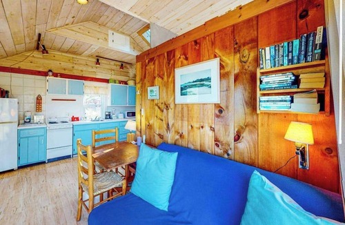 North Truro Condo | Charming Private Truro Cottage with Deck Near Bay Beaches