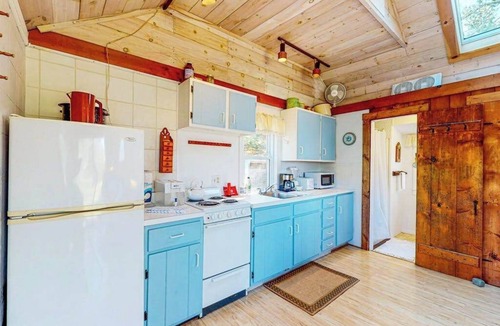 North Truro Condo | Charming Private Truro Cottage with Deck Near Bay Beaches