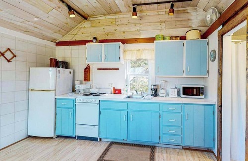 North Truro Condo | Charming Private Truro Cottage with Deck Near Bay Beaches