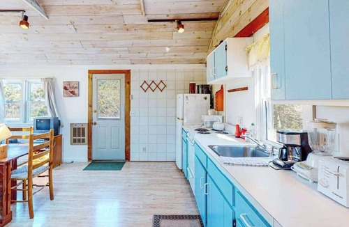 North Truro Condo | Charming Private Truro Cottage with Deck Near Bay Beaches