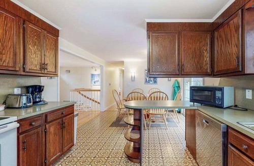 East Harwich House | Charming ranch home with fast WiFi, central air conditioning, & a washer/dryer