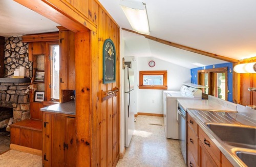Orrs Island Cottage | Charming seaside cottage with beautiful views of Lowell's Cove.