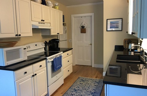 Surry Cottage | Charming seaside cottage with private tennis court