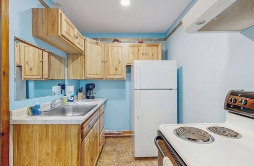 Boothbay Harbor House | Charming, single-level getaway with a full kitchen, fast WiFi, & grassy yard