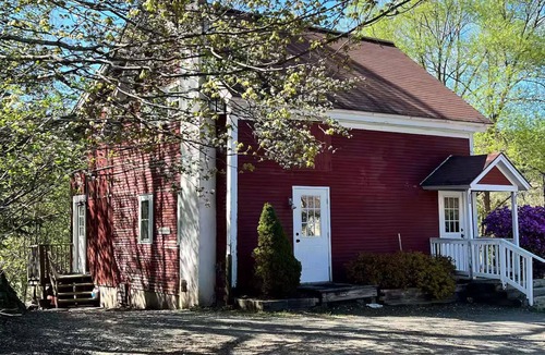 Stowe Area House | Charming Stowe Retreat - Gas Fireplace - Near town