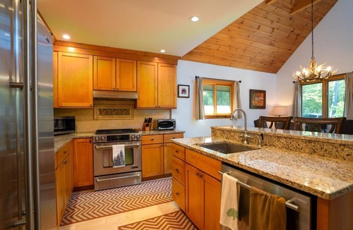 Jamaica House | Charming Stratton 4BR Chalet - a cozy ski retreat and family getaway!