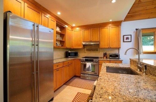 Jamaica House | Charming Stratton 4BR Chalet - a cozy ski retreat and family getaway!