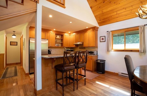 Jamaica House | Charming Stratton 4BR Chalet - a cozy ski retreat and family getaway!