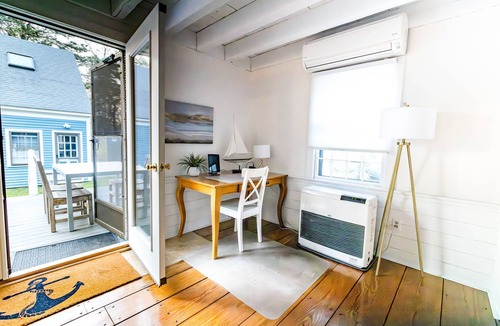 Katama House | Charming Vineyard Saltbox + Ferry Tickets