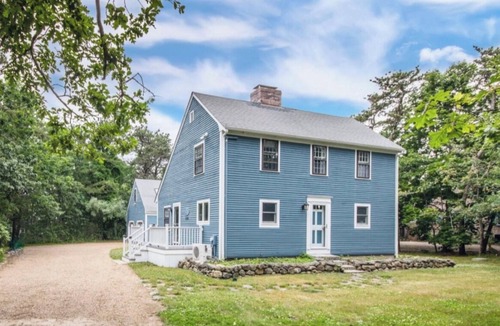 Katama House | Charming Vineyard Saltbox + Ferry Tickets