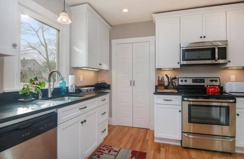 Mystic House | Charming Walk to downtown Mystic Awaits Your Stay