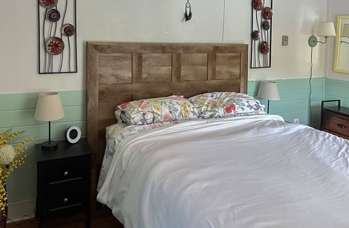 Boothbay Harbor Cottage | Charming waterfront cottage with a dock, furnished deck, & fast WiFi