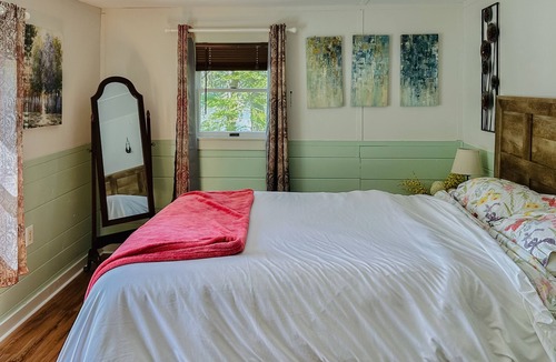 Boothbay Harbor Cottage | Charming waterfront cottage with a dock, furnished deck, & fast WiFi