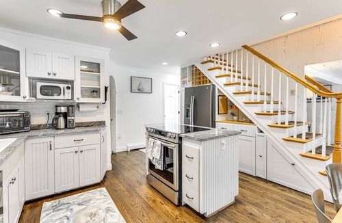 Waterford House | Charming Waterford Home w/Dock on Niantic River!