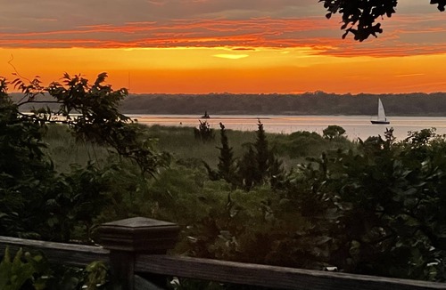 Flanders Cottage | CHARMING WATERFRONT ENGLISH COTTAGE WITH PRIVATE BAY BEACH IN A NATURE PRESERVE