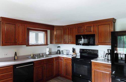 Town of Benton House | Charming Wine Country Lodge with Scenic Views