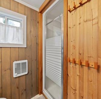 Woodstock House | Charming Woodstock Skylight Retreat-10 Min to Loon