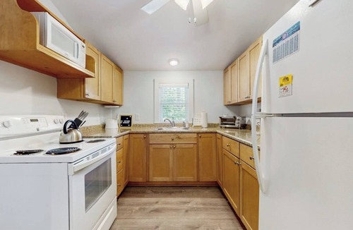 York Beach Cottage | Charming York cottage close to beach with firepit & sunroom - dogs welcome