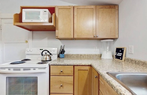 York Beach Cottage | Charming York cottage close to beach with firepit & sunroom - dogs welcome
