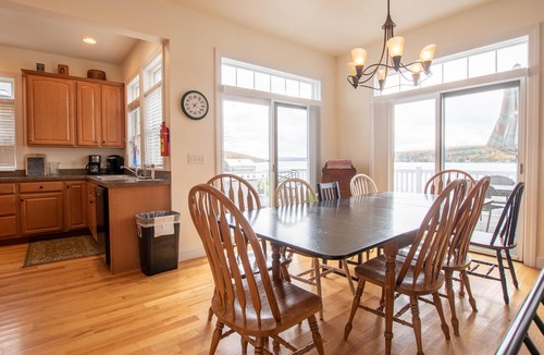 Town of Jerusalem Cottage | Chateau Esperanza: "A Relaxing Lakeside Retreat"