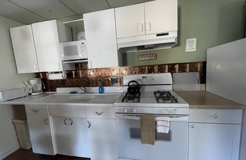 Town of Webb Cottage | Cheerful 1-Bedroom with king size bed. Close to everything!