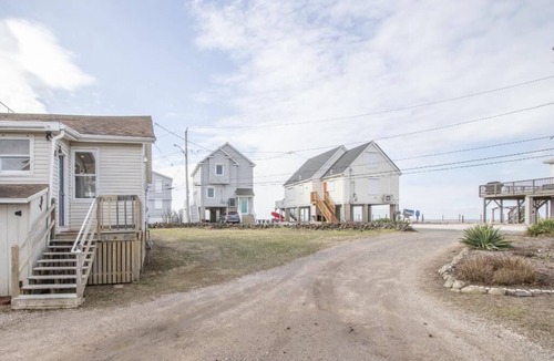 Yalesville Cottage | Cheerful 3 bedroom cottage w/private beach access