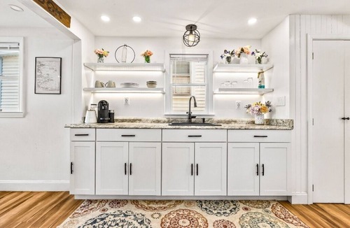 Humarock House | Cheery home! .5m walk to beach, shops, restaurants, & river steps away!